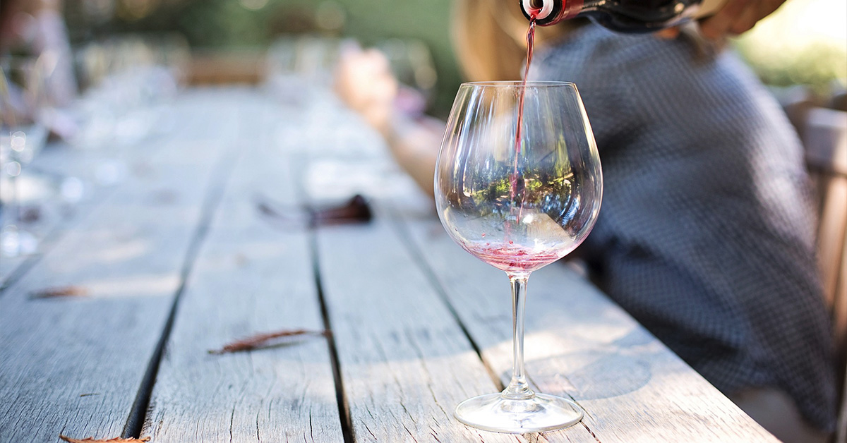 Ako vyčistiť poháre na víno, aby vyzerali ako nové